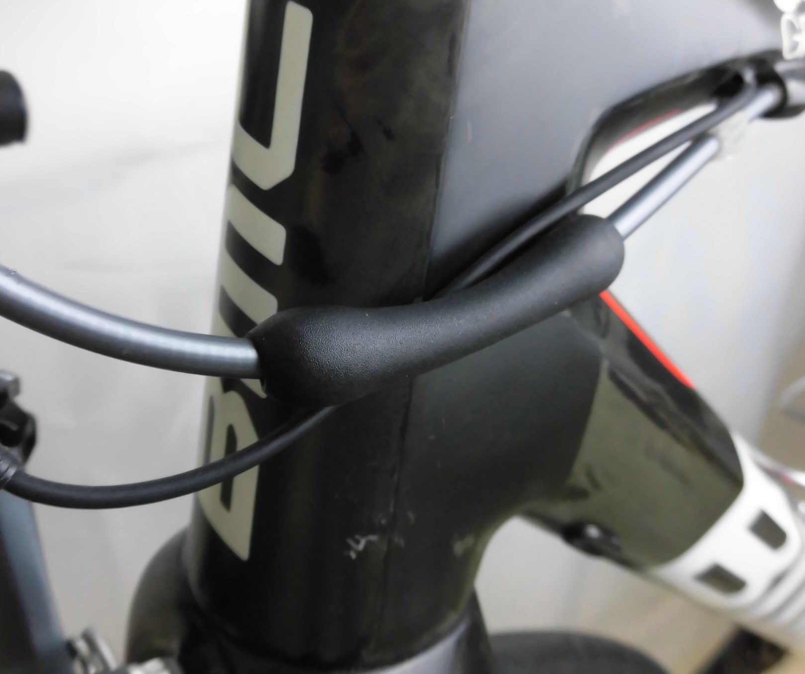 7198円 【高品質】 Juscycling 自転車フレーム保護プロテクター ゴム製スリーブ シフターブレーキケーブル用 3色 4点 バッグ